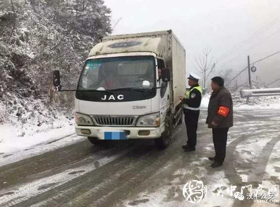 以雪為令！漢中公安交警迎風戰(zhàn)雪“凍”真格！