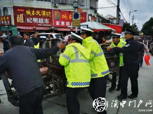 賣桔途中車壞了，一車桔子被撂馬路中央，民警趕忙幫轉(zhuǎn)移