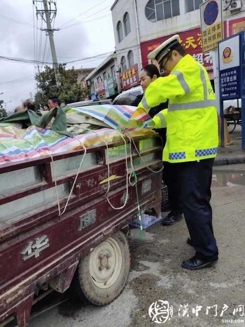 賣桔途中車壞了，一車桔子被撂馬路中央，民警趕忙幫轉(zhuǎn)移