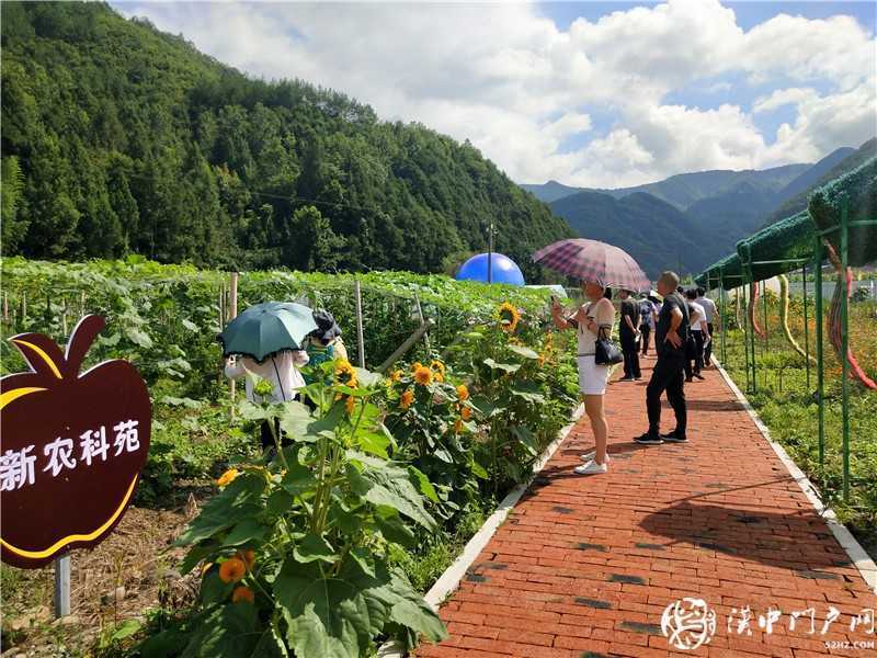  揚百年榮光·看紅色天漢 ——網(wǎng)絡媒體重走紅軍路主題采訪走進鎮(zhèn)巴縣黎壩鎮(zhèn)