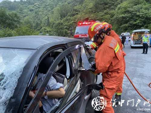 小轎車(chē)和大掛車(chē)迎面相撞，司機(jī)被困駕駛室，消防急救援