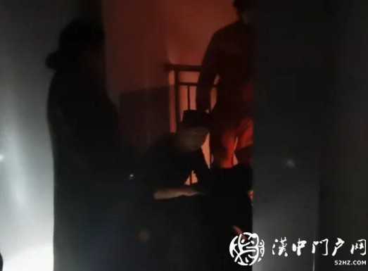 西鄉(xiāng)男子欲跳樓，消防一把拽住其胳膊！