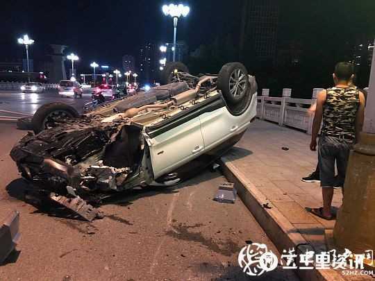 二號橋上一轎車出事故仰翻，無人員傷亡