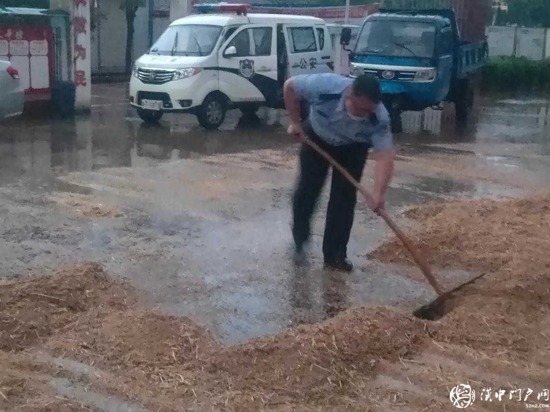 漢臺(tái)民警雨中大戰(zhàn)“顆粒歸倉(cāng)”