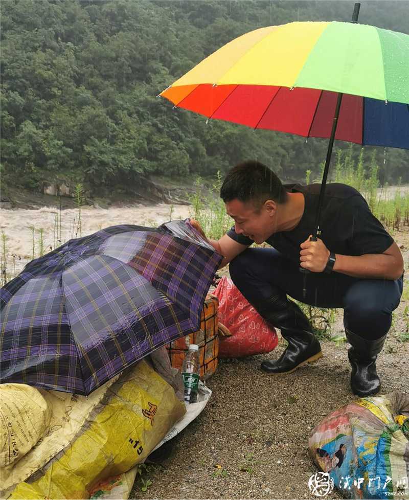 流浪老人被困暴雨中，鎮(zhèn)村干部施救解危難 ——碑壩鎮(zhèn)“五個大走訪、辦好民生事”黨史學習教育實踐活動紀實