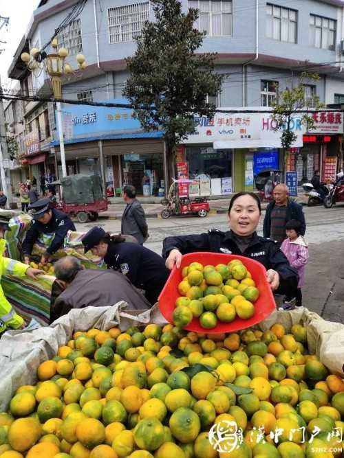 賣桔途中車壞了，一車桔子被撂馬路中央，民警趕忙幫轉(zhuǎn)移