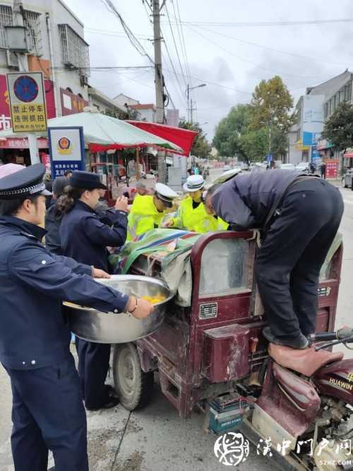 賣桔途中車壞了，一車桔子被撂馬路中央，民警趕忙幫轉(zhuǎn)移