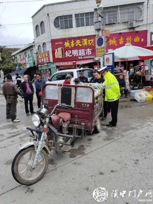 賣桔途中車壞了，一車桔子被撂馬路中央，民警趕忙幫轉(zhuǎn)移