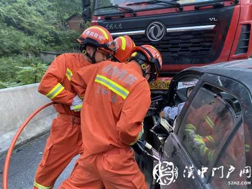 小轎車(chē)和大掛車(chē)迎面相撞，司機(jī)被困駕駛室，消防急救援