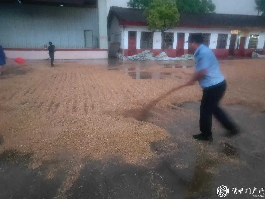 漢臺(tái)民警雨中大戰(zhàn)“顆粒歸倉(cāng)”