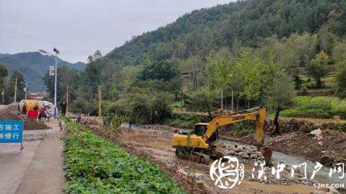 鎮(zhèn)巴黎壩春生社區(qū)再造新橋，正在施工