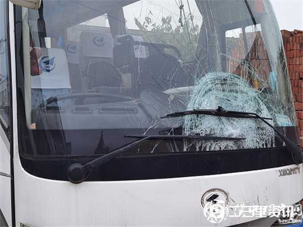 陜飛公司通勤車撞上騎電動車上學(xué)母女倆，致兩人不幸身亡