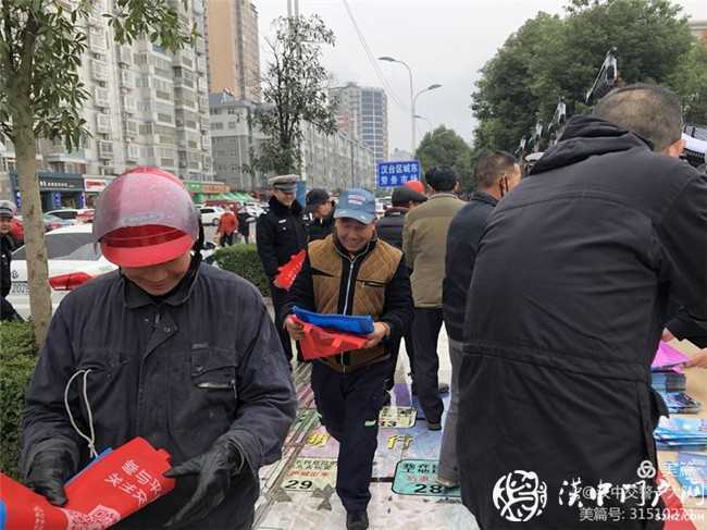 漢中交警一大隊(duì)熱熱鬧鬧唱響交通安全宣傳日