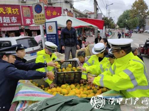 賣桔途中車壞了，一車桔子被撂馬路中央，民警趕忙幫轉(zhuǎn)移