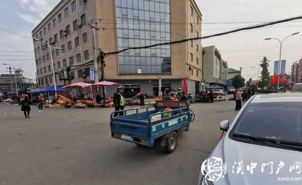 交警一大隊聯(lián)合多部門開展農(nóng)村道路交通秩序整治行動