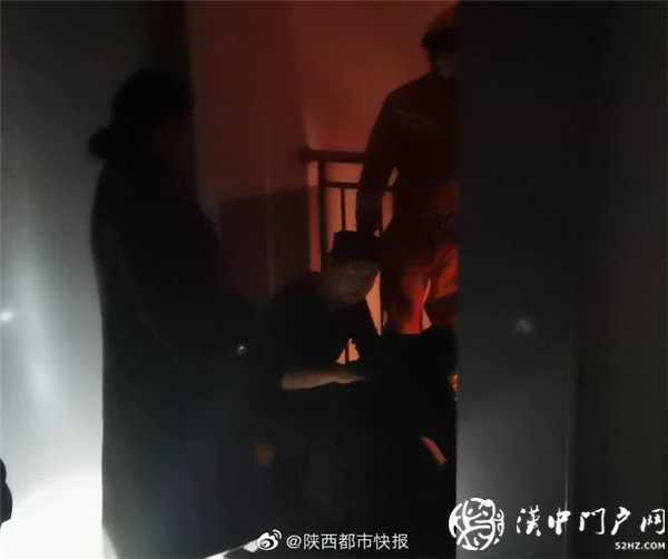 漢中一男子欲跳樓輕生，消防員一把拽住其胳膊將其救下