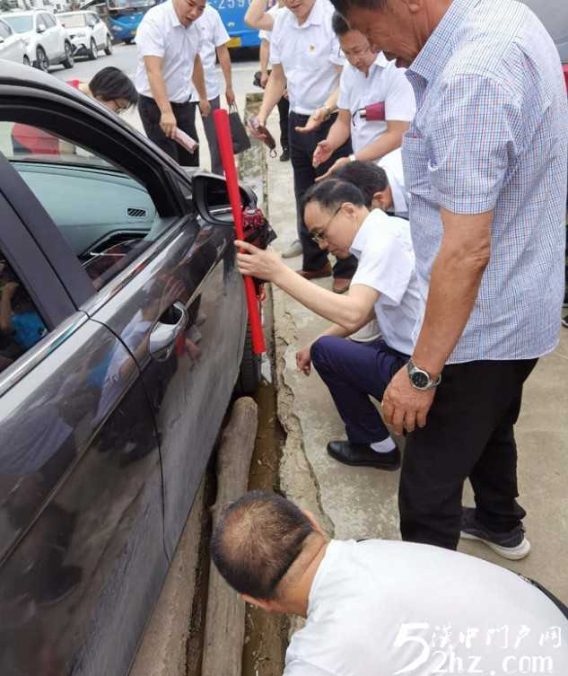 女司機(jī)開車掉進(jìn)溝里，洋縣眾黨員幫忙抬車