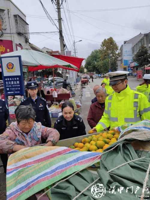 賣桔途中車壞了，一車桔子被撂馬路中央，民警趕忙幫轉(zhuǎn)移