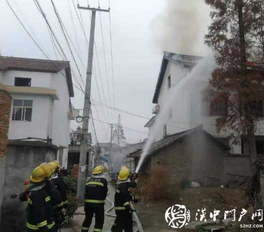 漢中2處房屋著火，消防員緊急救援