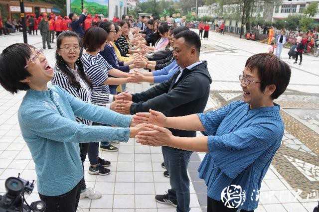 漢中市醫(yī)保局聯(lián)合開展消費扶貧和團隊建設(shè)活動