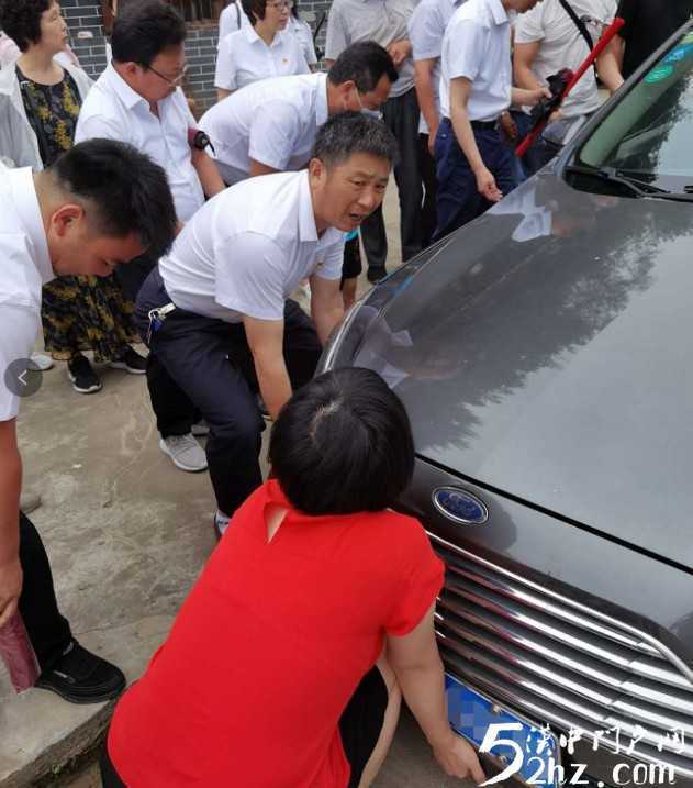 女司機(jī)開車掉進(jìn)溝里，洋縣眾黨員幫忙抬車