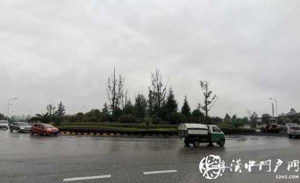 贊！拉煤車側(cè)翻 交警緊急救援 4個小時“還原”路面