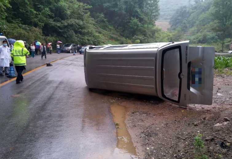 漢中寧強(qiáng)一面包車路滑失控，致路邊農(nóng)戶當(dāng)場死亡！