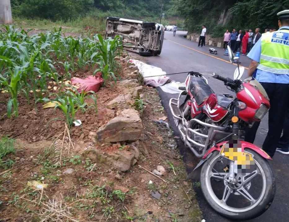 漢中寧強(qiáng)一面包車路滑失控，致路邊農(nóng)戶當(dāng)場死亡！