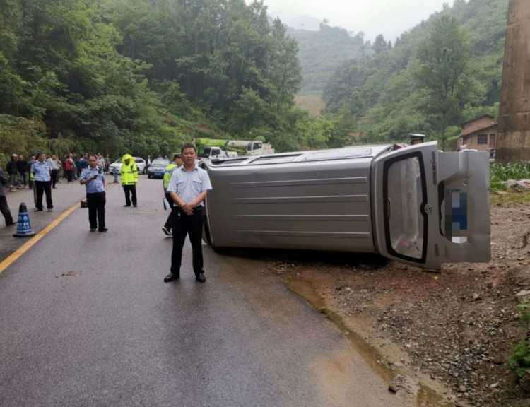 漢中寧強(qiáng)一面包車路滑失控，致路邊農(nóng)戶當(dāng)場死亡！