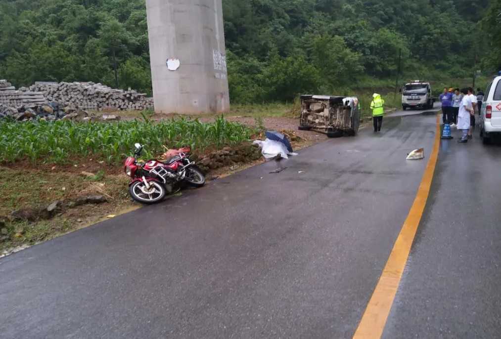 漢中寧強(qiáng)一面包車路滑失控，致路邊農(nóng)戶當(dāng)場死亡！