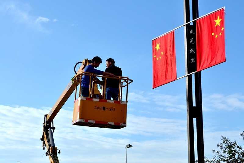 陜西寧強(qiáng)縣:千面國(guó)旗扮靚漢江源頭第一城 