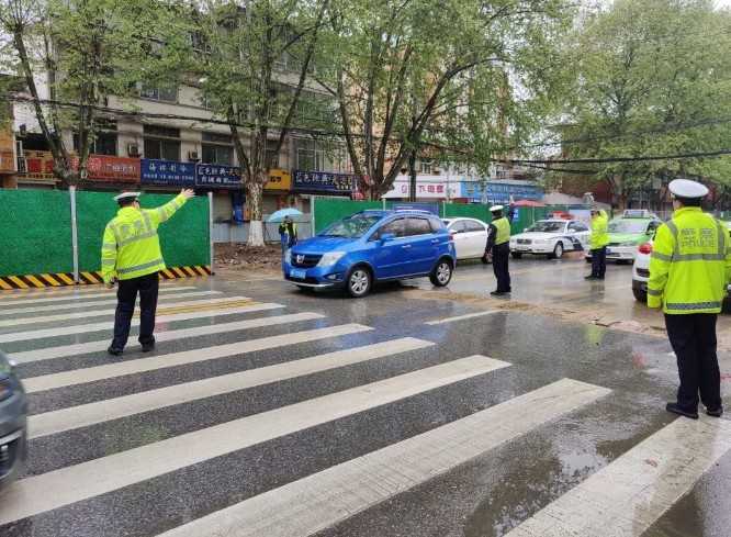 漢中交警化身“救援隊(duì)”風(fēng)雨中迅速“鋪路”除隱患