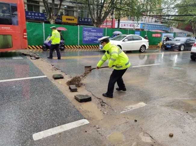 漢中交警化身“救援隊(duì)”風(fēng)雨中迅速“鋪路”除隱患