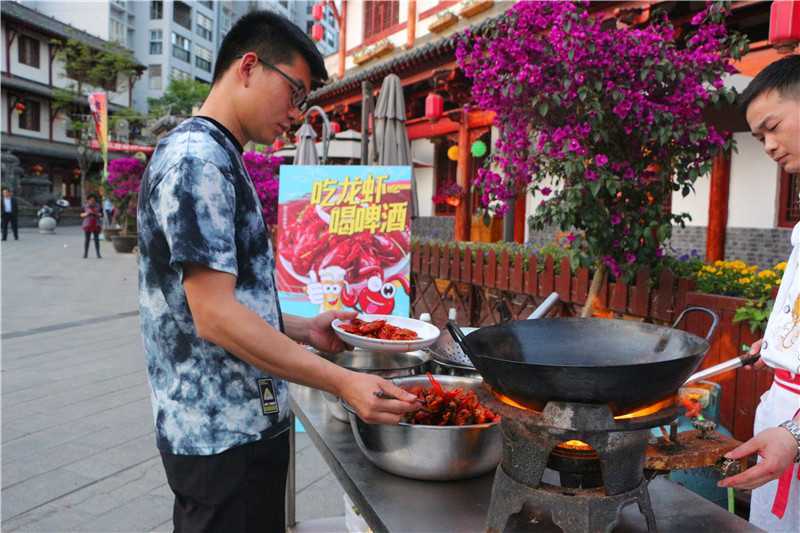 啤酒龍蝦美食嗨翻天！2021褒國(guó)古鎮(zhèn)第三屆啤酒龍蝦節(jié)盛大的啟幕