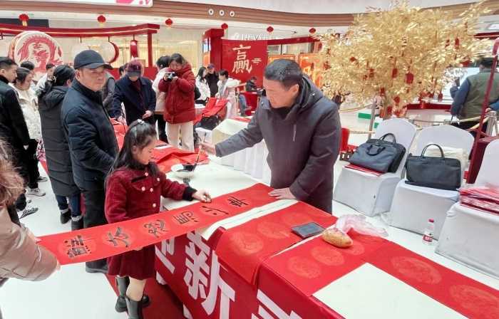 “揮毫潑墨送春聯(lián)，龍飛鳳舞迎新春” 民革漢臺(tái)區(qū)委會(huì)開(kāi)展送春聯(lián)活動(dòng)