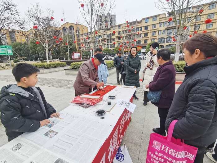 城固：“送春聯(lián)、送祝福”活動在縣樂城公園舉行