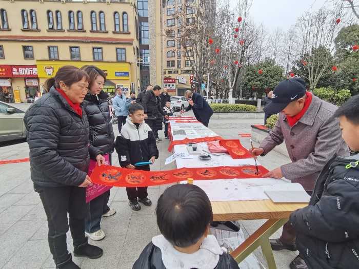 城固：“送春聯(lián)、送祝?！被顒釉诳h樂城公園舉行