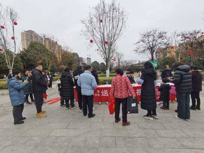 城固：“送春聯(lián)、送祝?！被顒釉诳h樂城公園舉行