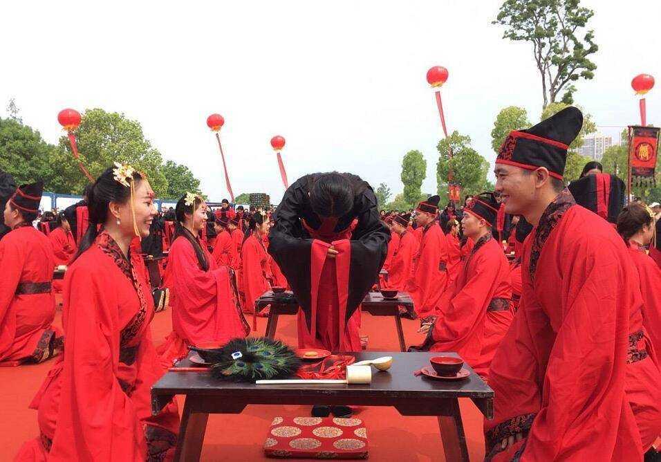 漢中市天漢長(zhǎng)街舉行"三生三世·情定漢中"漢式戶外集體婚禮