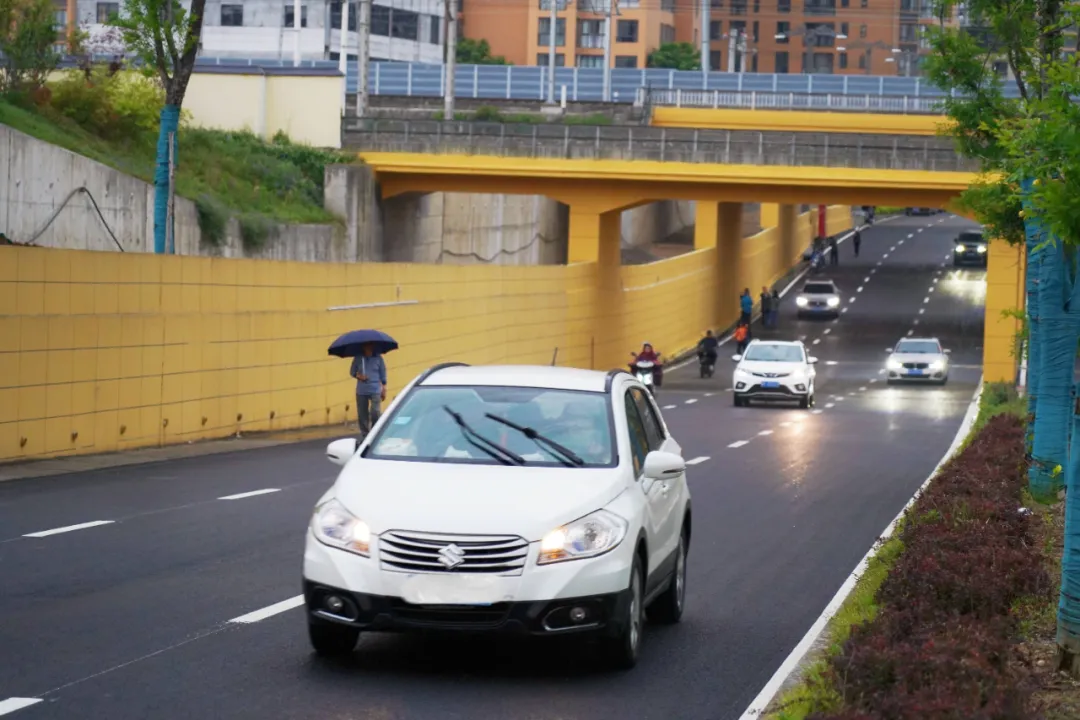 出行方便了！漢中興漢新區(qū)惠府路主車(chē)道通車(chē)！