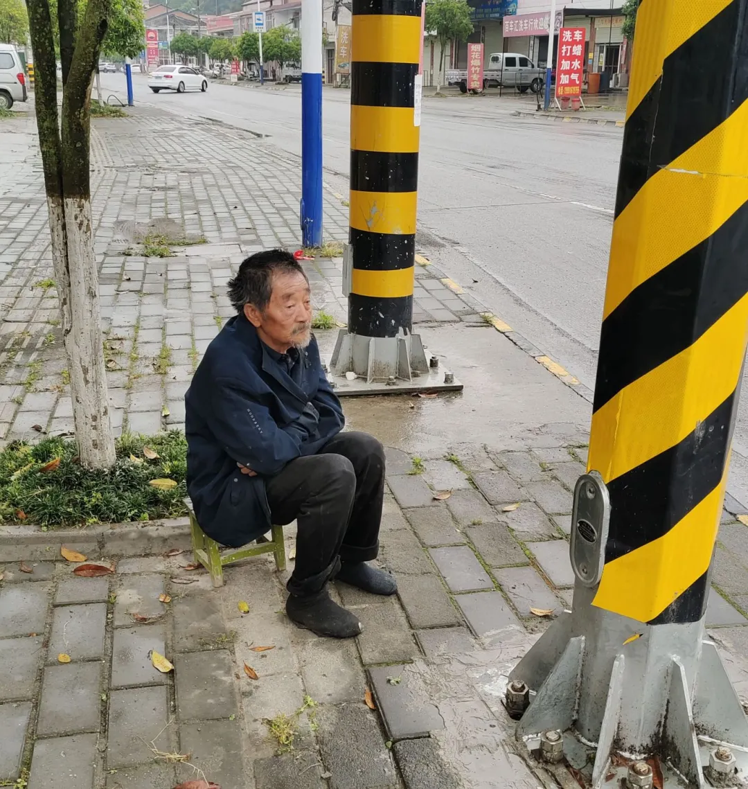 暖心︱八旬老人迷路，公路人幫助回家