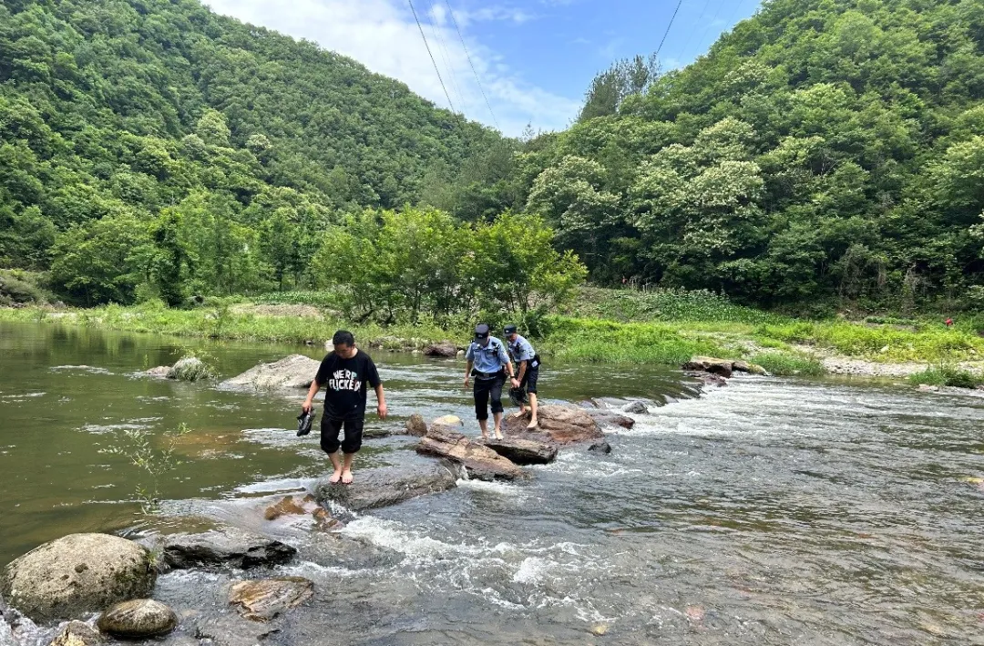 小伙任性離家出走，漢中民警深山尋回