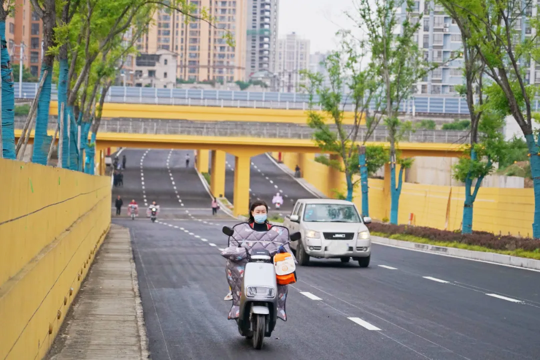 出行方便了！漢中興漢新區(qū)惠府路主車(chē)道通車(chē)！