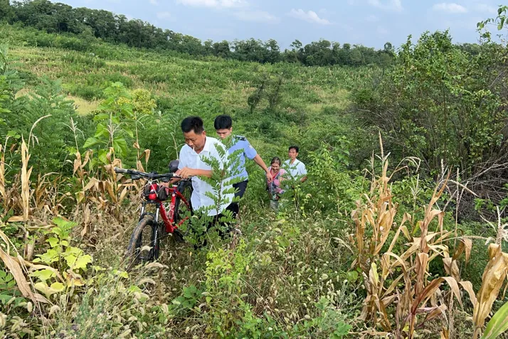 漢中一位老人被困在山里，多虧他們