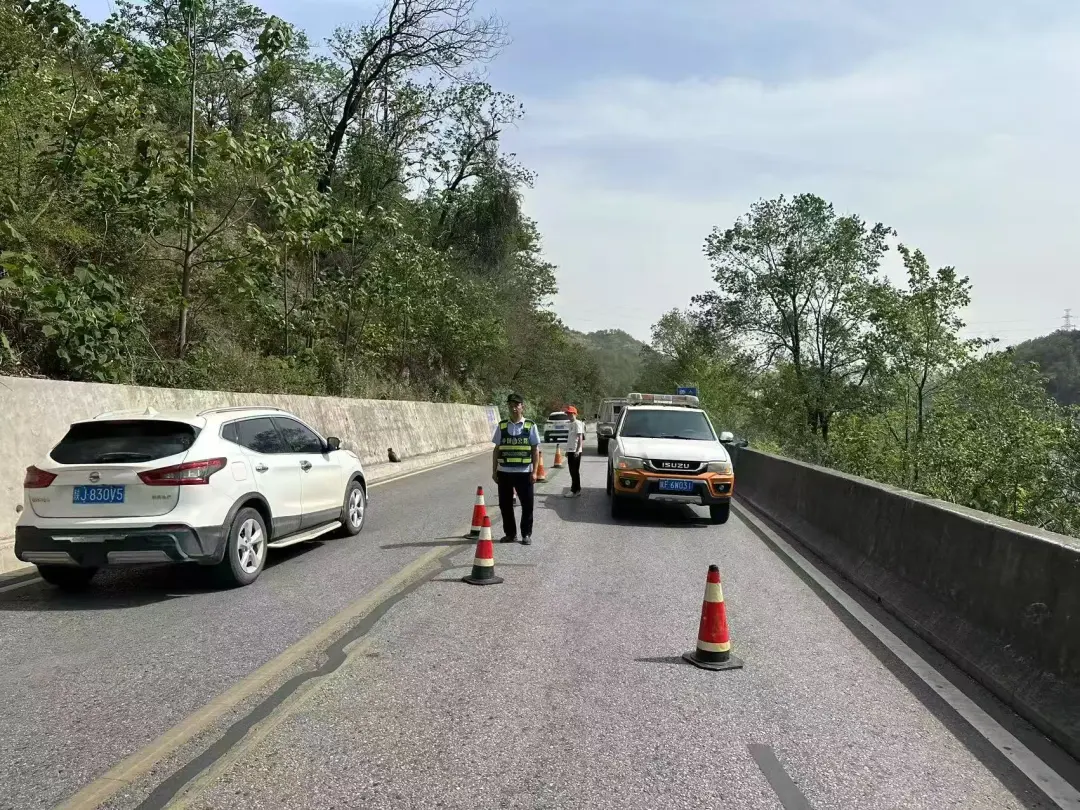 35分鐘火速撲滅！公路人變身消防員 →