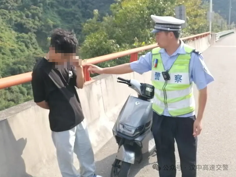 男子騎電動(dòng)車上高速，漢中高速交警及時(shí)攔截