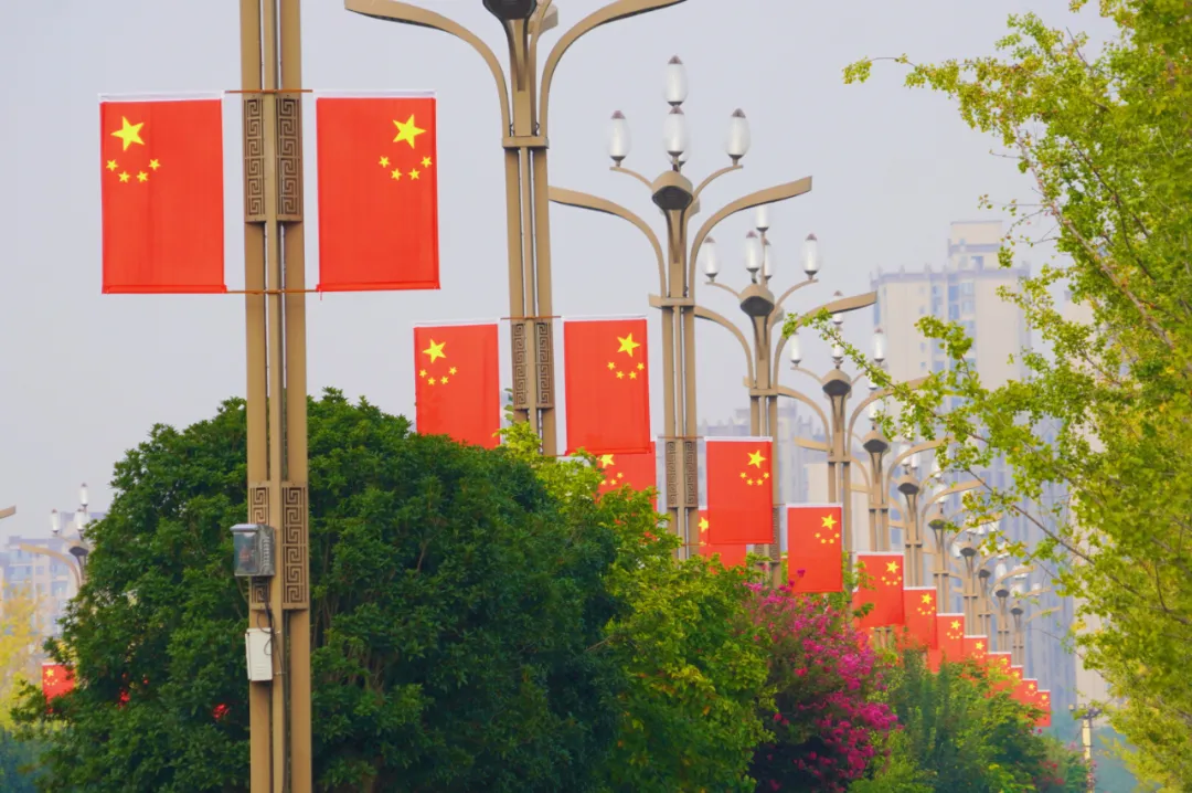 視覺漢臺 | 國慶氛圍感拉滿！“中國紅”扮靚漢臺街頭